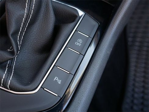 Certified 2025 Volkswagen Taos SE image 33