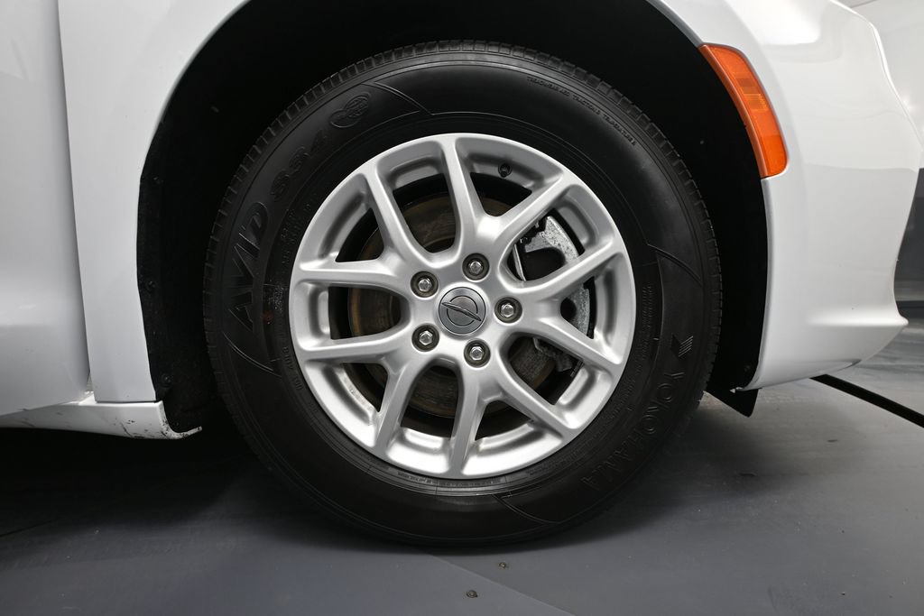 Used 2024 Chrysler Pacifica Touring-L FWD image 11