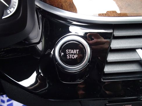 Used 2019 BMW 530e xDrive w/ Convenience Package image 27