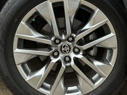 Used 2021 Toyota RAV4 XLE Premium image 11