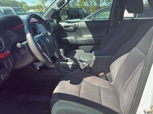 Used 2019 Toyota Tacoma TRD Sport image 10