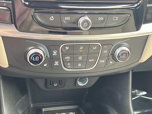 Used 2022 Chevrolet Traverse LT FWD image 20