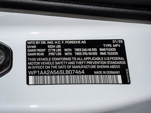 Certified 2025 Porsche Macan image 30