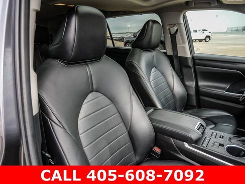Used 2021 Toyota Highlander XLE AWD/4WD image 18