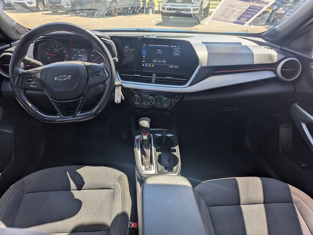 Used 2025 Chevrolet Trax RS FWD image 4