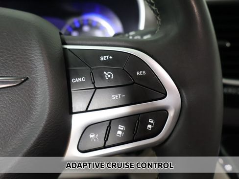 Used 2024 Chrysler Pacifica Touring-L FWD image 3