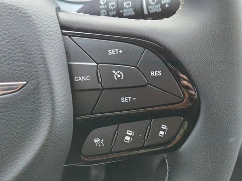 Used 2025 Chrysler Pacifica Limited image 16