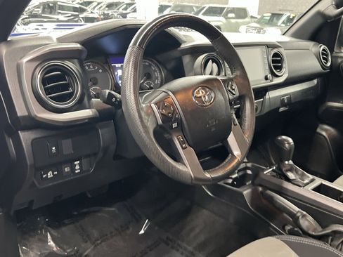 Used 2022 Toyota Tacoma TRD Sport w/ Technology Package AWD/4WD image 13