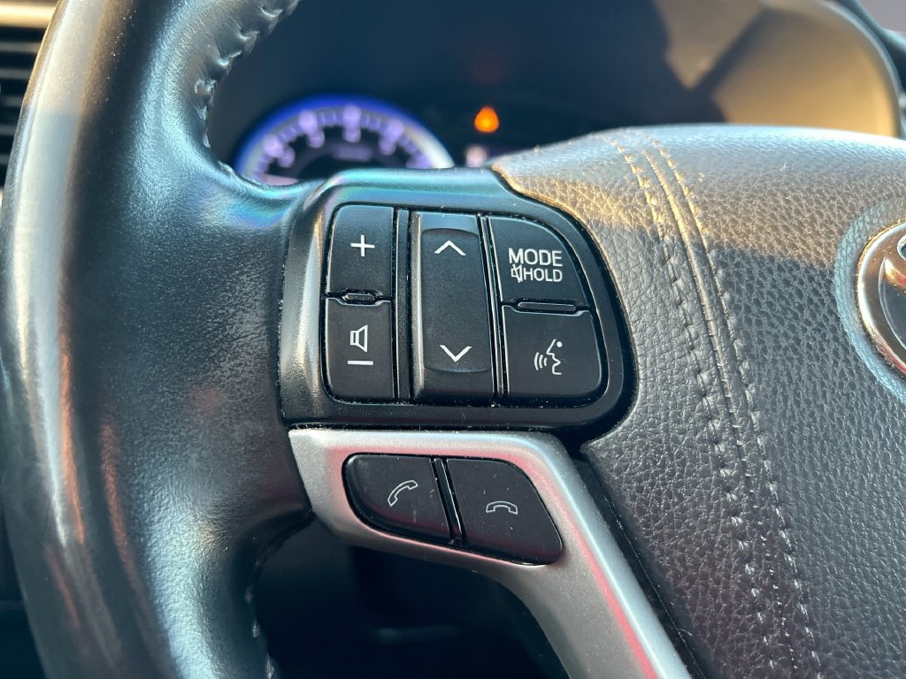 Used 2019 Toyota Highlander XLE FWD image 16