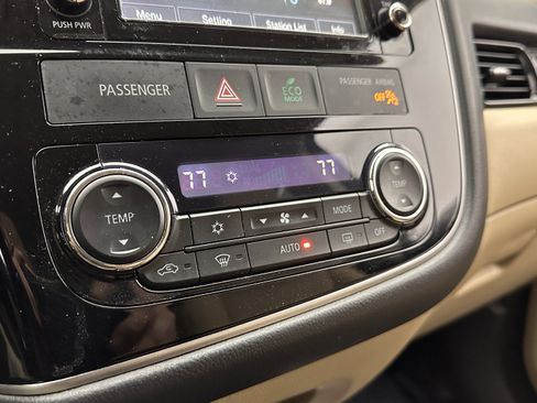 Used 2016 Mitsubishi Outlander SE image 14