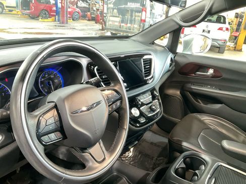 Used 2020 Chrysler Pacifica Limited image 28