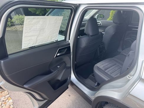 New 2025 Mitsubishi Outlander SE image 18