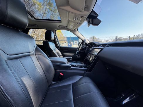 Used 2020 Land Rover Discovery SE image 13