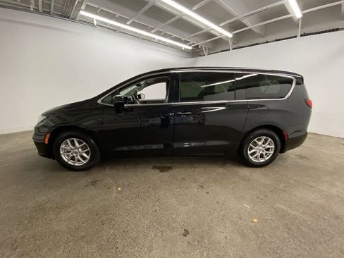 Used 2024 Chrysler Pacifica Touring-L image 3