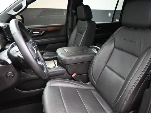 Used 2025 GMC Yukon XL Denali AWD/4WD image 13