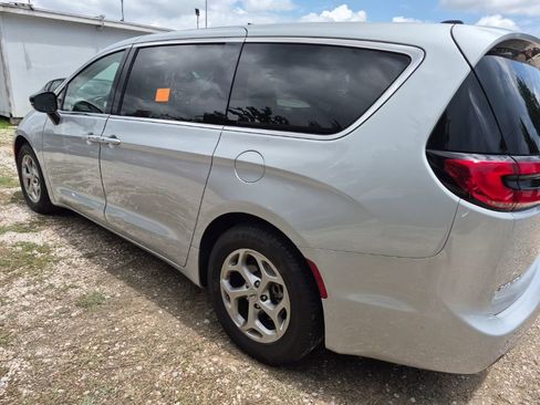 Used 2024 Chrysler Pacifica Limited image 2