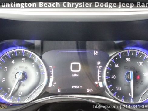 Used 2023 Chrysler Pacifica Touring-L image 18