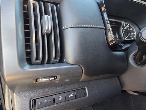 New 2025 Nissan Pathfinder SL image 17