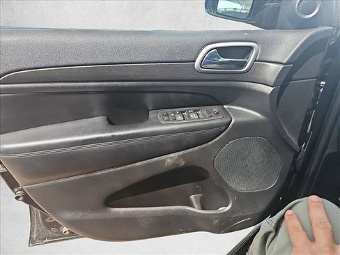 Used 2018 Jeep Grand Cherokee Laredo image 14