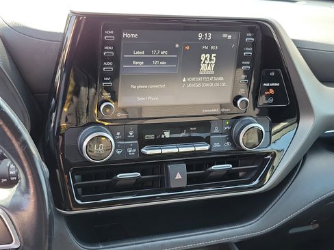 Used 2021 Toyota Highlander LE FWD image 13