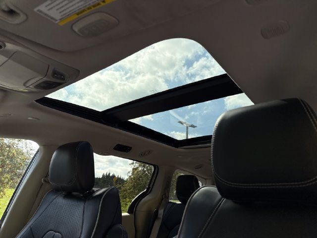 Used 2023 Chrysler Pacifica Limited FWD image 18