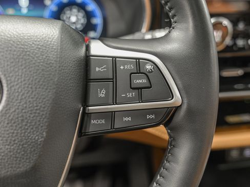 Used 2024 Toyota Highlander Platinum image 18