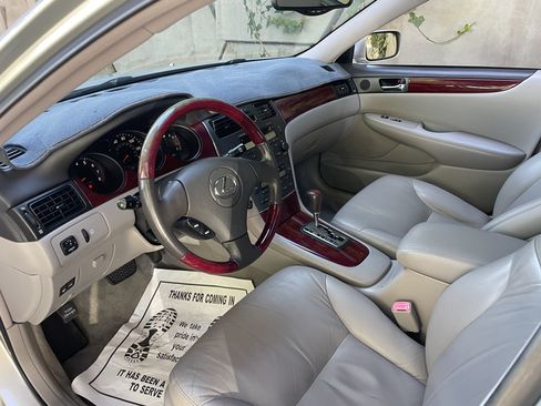 Used 2004 Lexus ES 330 w/ Premium Pkg FWD image 3