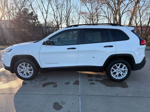 Used 2016 Jeep Cherokee Sport image 2