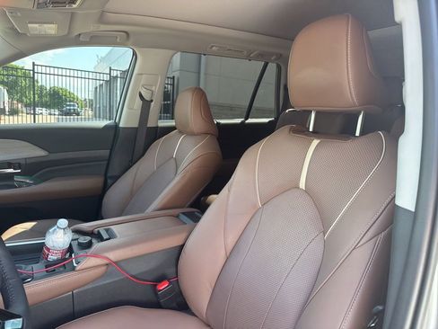 Used 2025 Toyota Grand Highlander AWD image 4