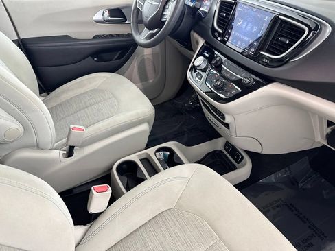 Used 2018 Chrysler Pacifica Touring Plus FWD image 21