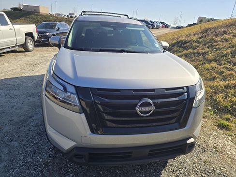 Used 2022 Nissan Pathfinder SV w/ SV Black Package image 3