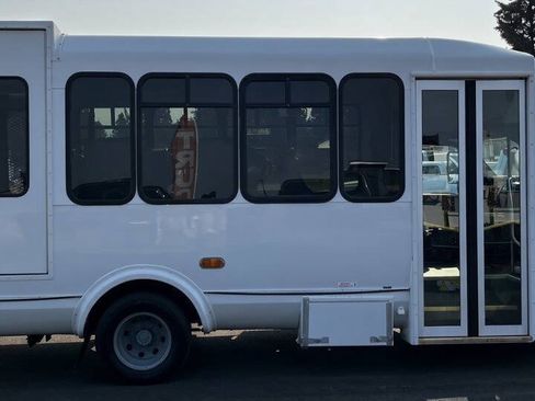 Used 2016 Ford E-450 and Econoline 450 Super Duty w/ Shuttle Bus Prep Package RWD image 4