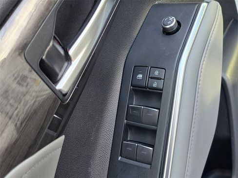 Used 2021 Toyota Highlander Limited image 14