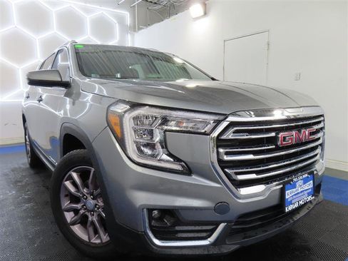 Used 2023 GMC Terrain SLT FWD image 2