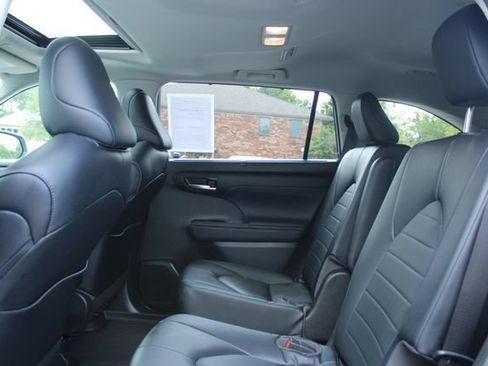 Used 2023 Toyota Highlander XLE AWD/4WD image 30