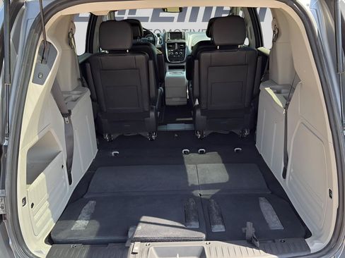 Used 2019 Dodge Grand Caravan SXT FWD image 16