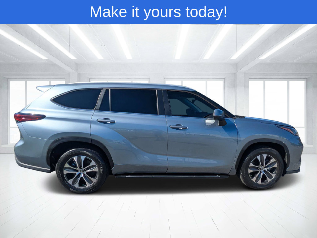 Used 2023 Toyota Highlander XLE FWD image 2