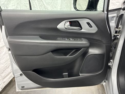 Certified 2024 Chrysler Pacifica Touring-L w/ S Appearance Package AWD/4WD image 20