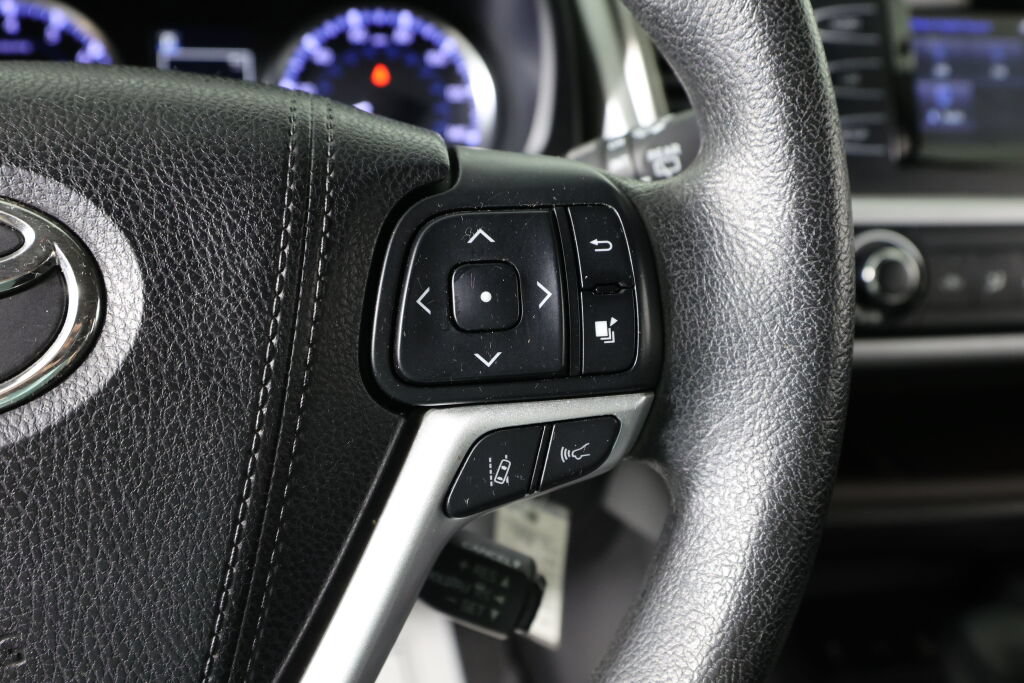 Used 2017 Toyota Highlander LE AWD/4WD image 32