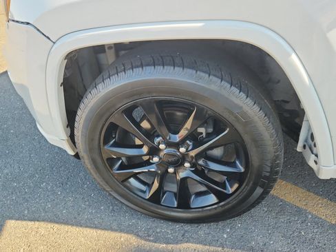 Used 2019 Jeep Grand Cherokee Altitude AWD/4WD image 17