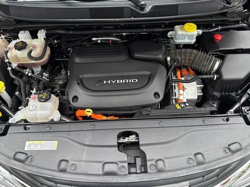 Used 2018 Chrysler Pacifica Limited w/ Advanced Safetytec Group FWD image 23