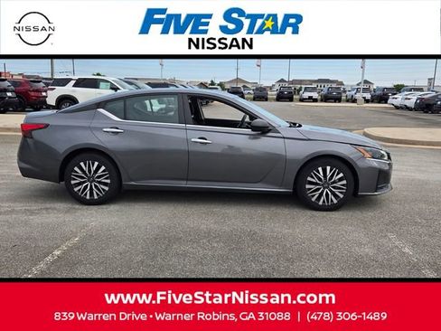 Used 2024 Nissan Altima 2.5 SV FWD image 15
