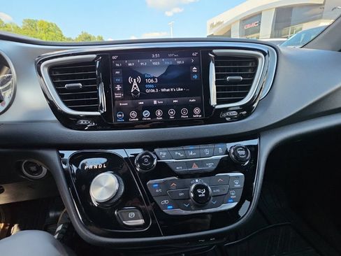 Used 2020 Chrysler Pacifica Touring-L w/ Advanced Safetytec Group FWD image 23