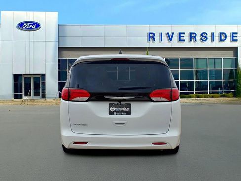 Used 2023 Chrysler Voyager LX image 5