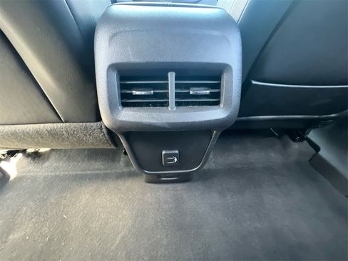 Used 2024 GMC Terrain SLT image 33