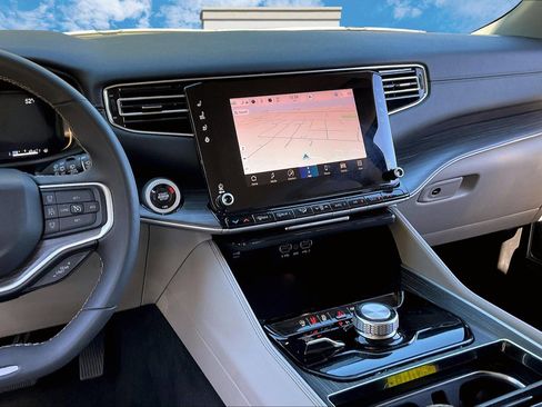 Used 2024 Jeep Wagoneer Series II w/ Flexible Seating Group image 6