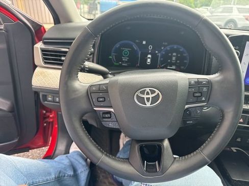 Used 2025 Toyota Camry XLE FWD image 10