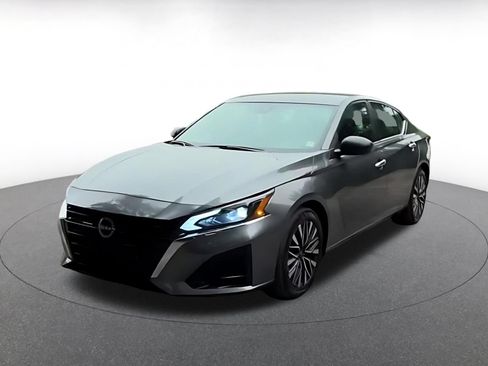 Used 2025 Nissan Altima 2.5 SV FWD image 6