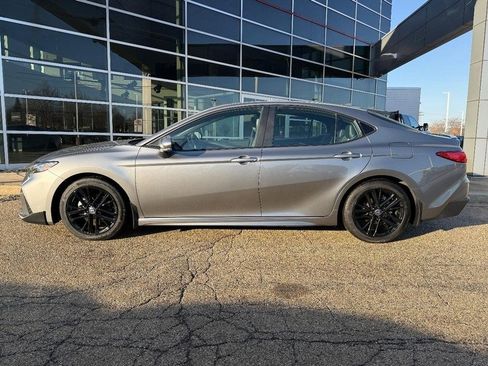 Used 2025 Toyota Camry SE image 6