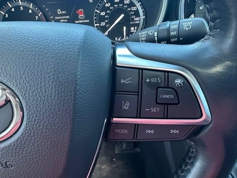 Used 2021 Toyota Highlander XLE AWD/4WD image 19